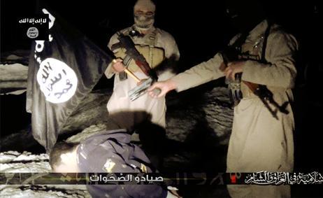 جبهة النصرة یک عضو گروه داعش را ذبح کرد + عکس(18+)